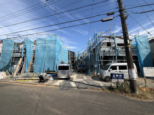 町田市鶴川４丁目の新築一戸建の前面道路含む現地写真|現地（2026年10月）撮影。小学校徒歩3分！カースペース2台の新築戸建が4棟誕生いたします。WIC・SIC・パントリー付き・全居室収納で収納も充実！浴室TV・タッチレス水栓など嬉しい設備も◎
