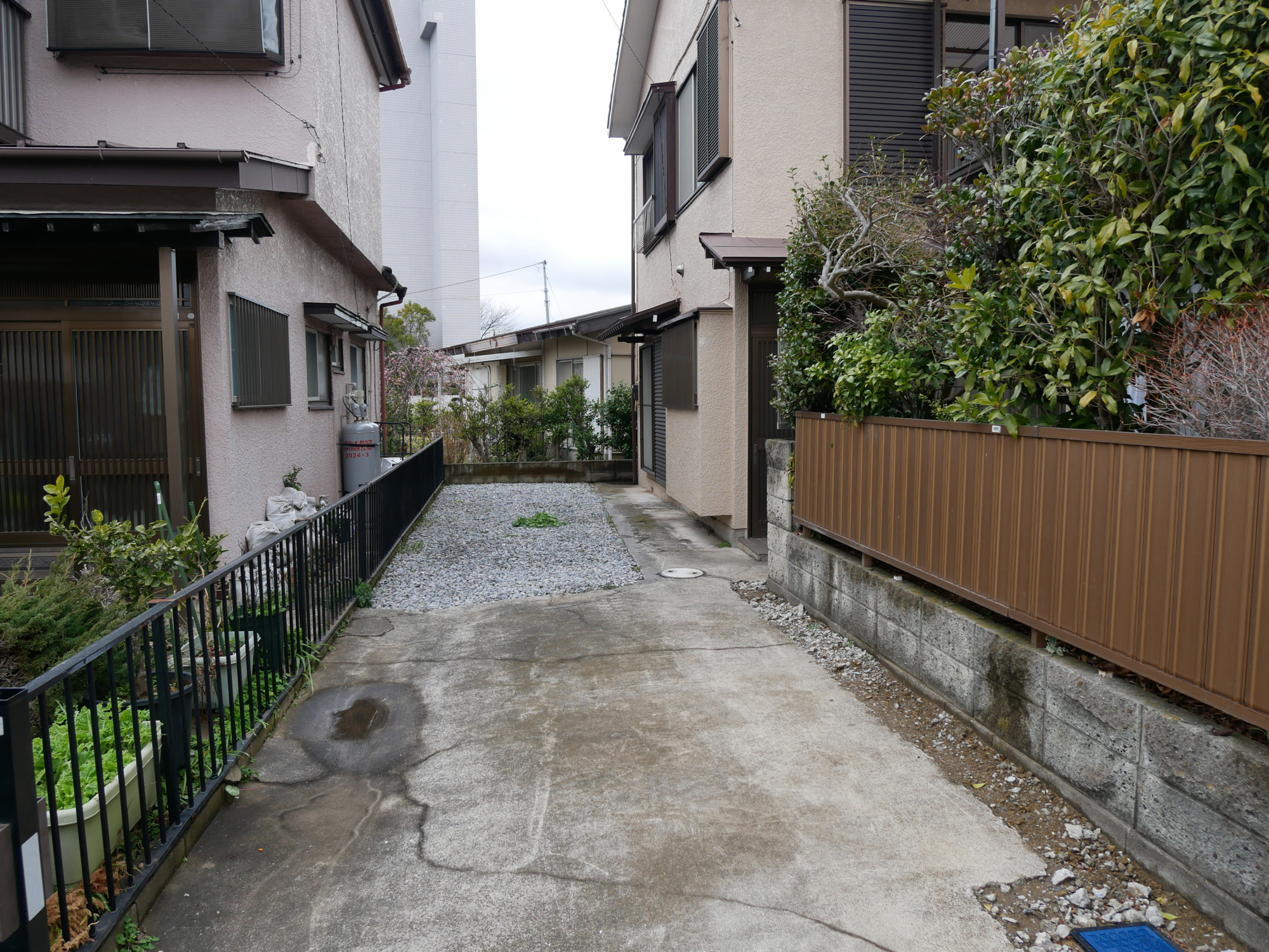 市原市八幡　中古戸建の駐車場|カースペースがあります、縦列ですが3台駐車可能です!!