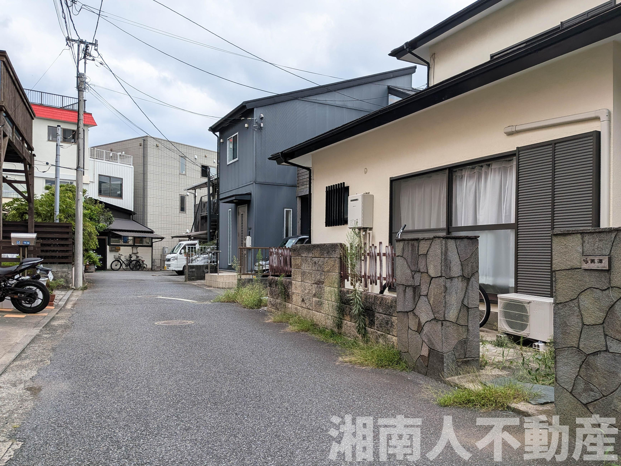 藤沢市片瀬４丁目１４－２６戸建の前面道路含む現地写真|前面道路含む現地写真です