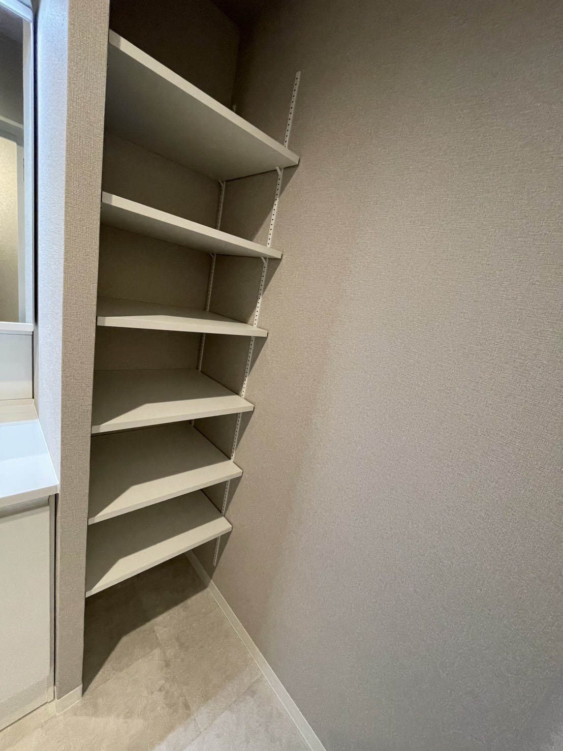 ロイヤルヒル芦屋の収納|洗面室にも収納があって便利です。