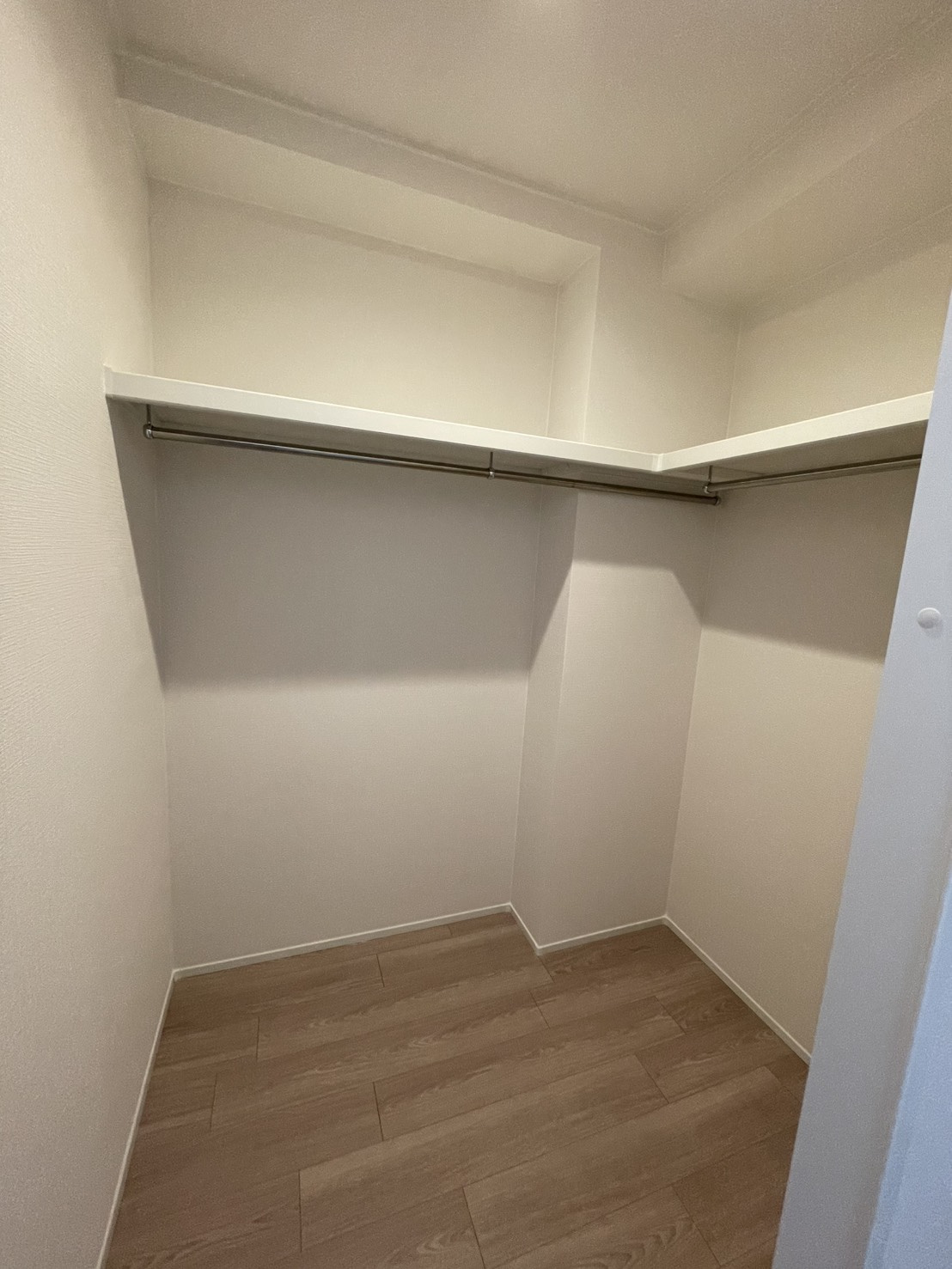 ロイヤルヒル芦屋の収納|約7.4帖洋室には広々としたウォークインクローゼットがございます