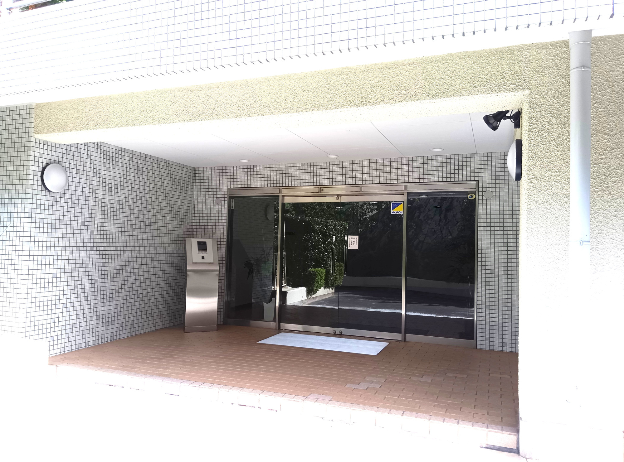 ロイヤルヒル芦屋のエントランス|西側エントランス。オートロックです。