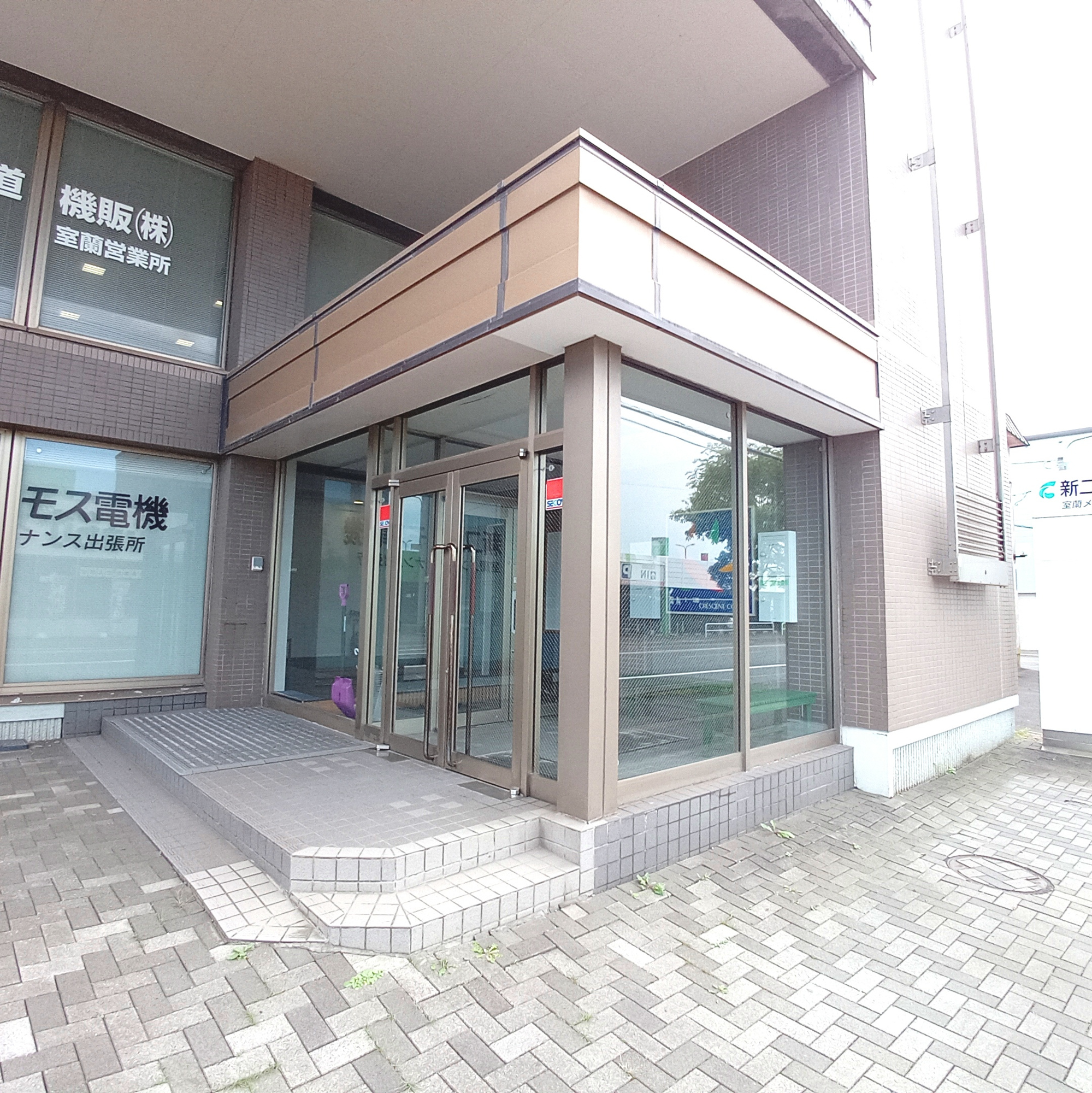 室蘭市東町2丁目　平野学園ビル・クレセントコートのエントランス
