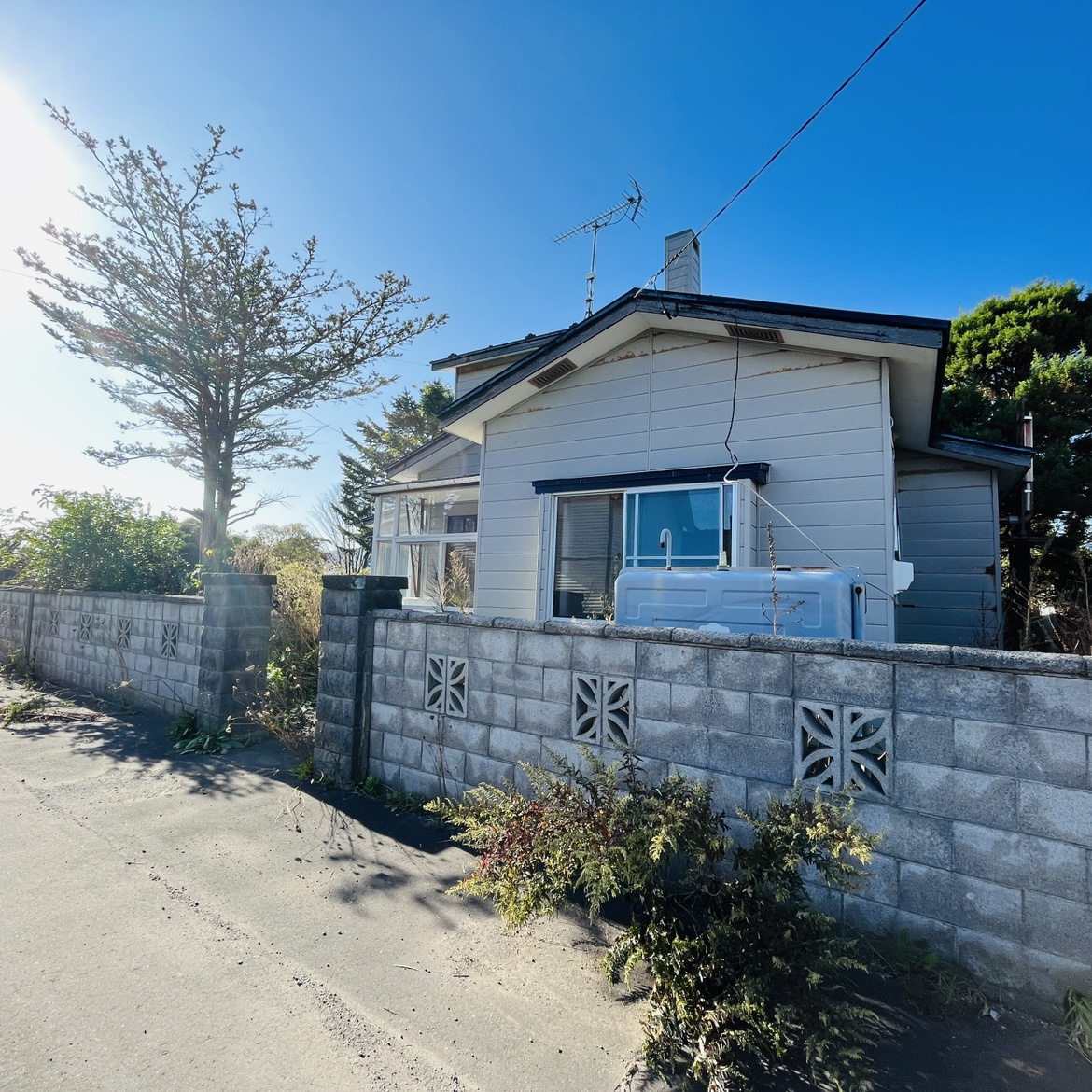 登別市中央町3丁目8-1　中古住宅の前面道路含む現地写真