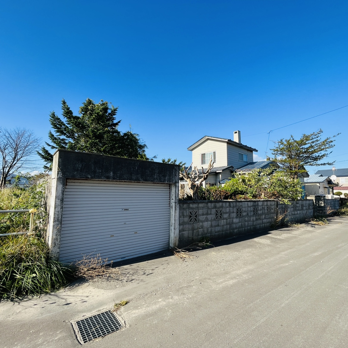 登別市中央町3丁目8-1　中古住宅の駐車場