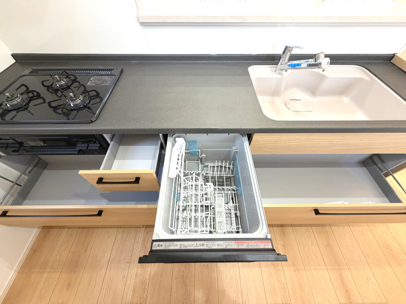 藤井上組（全12区画）1号棟 食洗器：忙しい毎日の強い味方、食洗器完備後片付けの時間を短種できます。