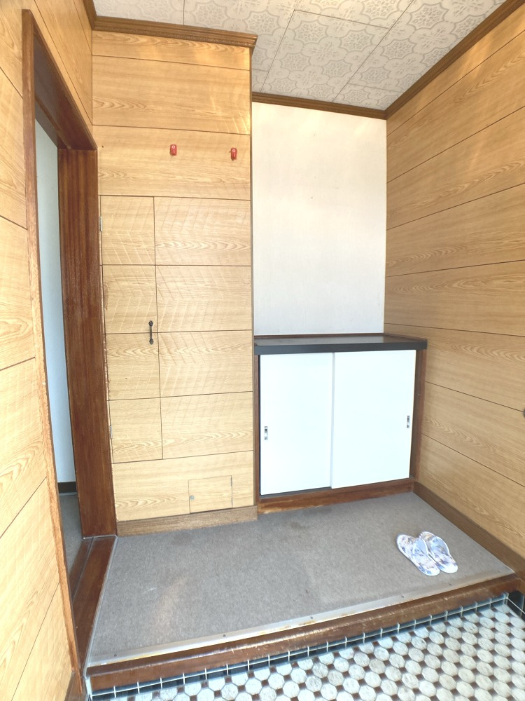 室蘭市小橋内町2丁目3-16　中古住宅の玄関