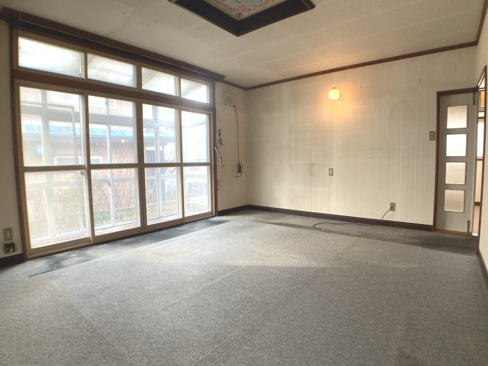 室蘭市小橋内町2丁目3-16　中古住宅の居間・リビング