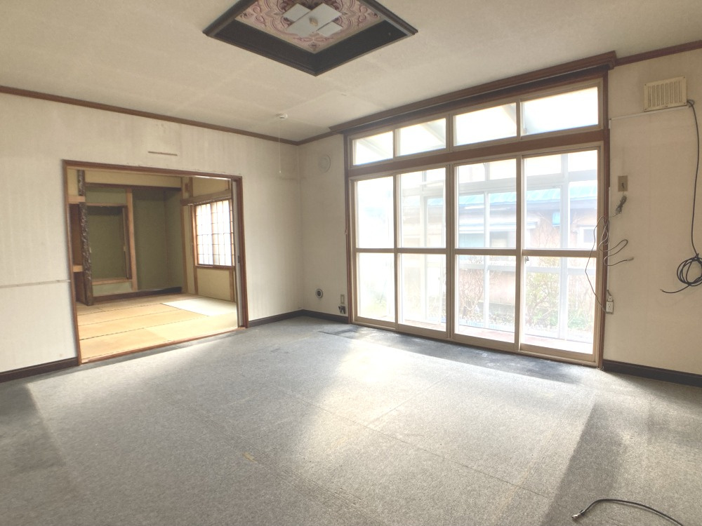 室蘭市小橋内町2丁目3-16　中古住宅の居間・リビング