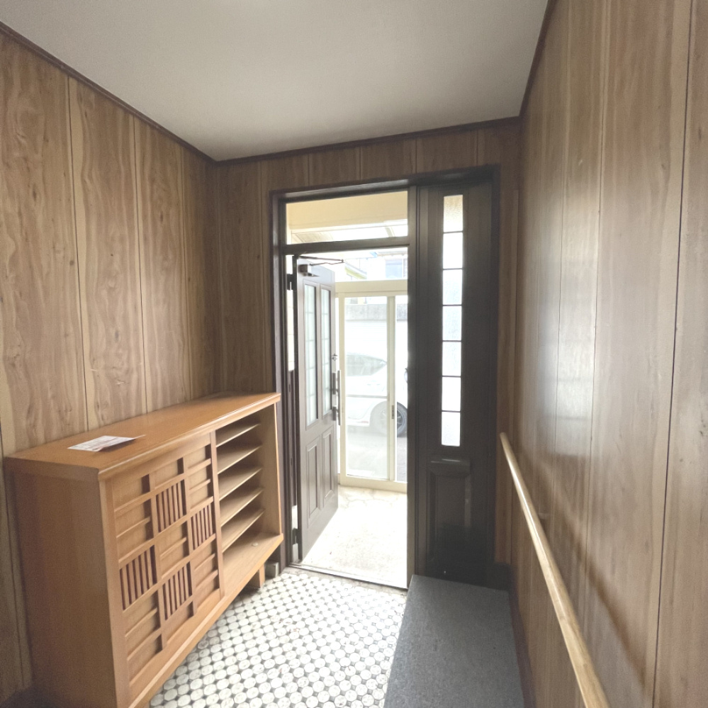 室蘭市白鳥台5丁目44-20　中古住宅の玄関