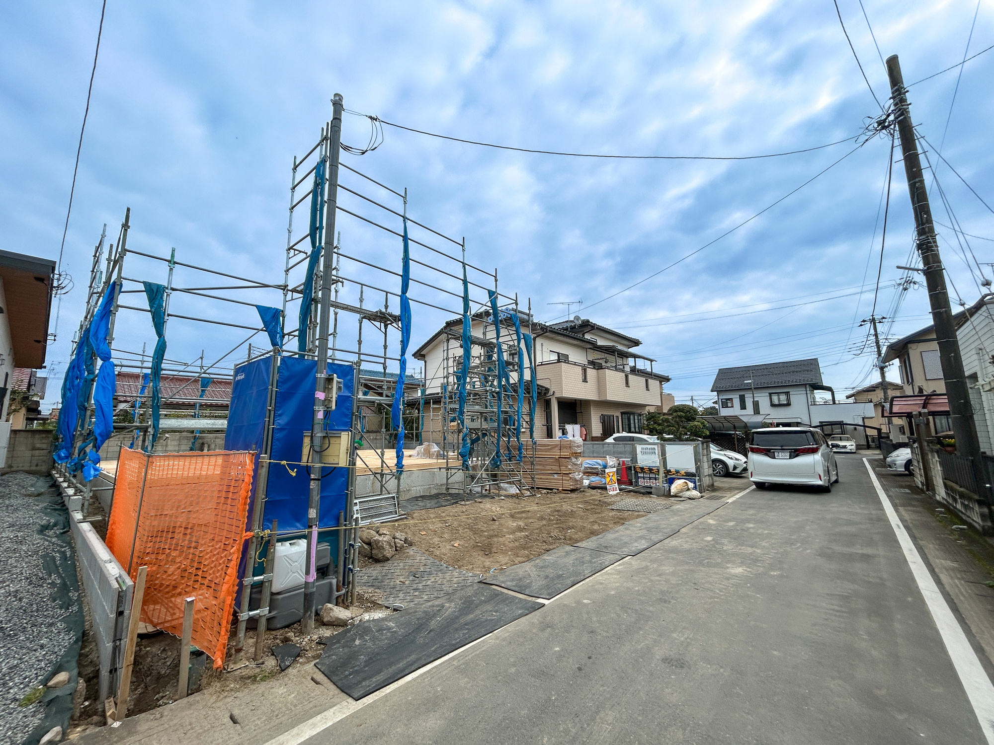 高崎市沖町　新築住宅全1棟の前面道路含む現地写真|低層の一戸建てを中心とした街並みが整然と続き、周辺は高い建物が建っていないので、採光や開放性に恵まれ、空が広く緑の多い閑静な趣を感じる環境です。

