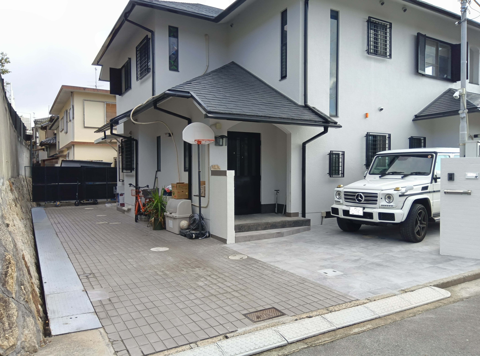 芦屋市朝日ケ丘町・一戸建の外観|玄関・駐車場は前面道路との高低差なく快適です。