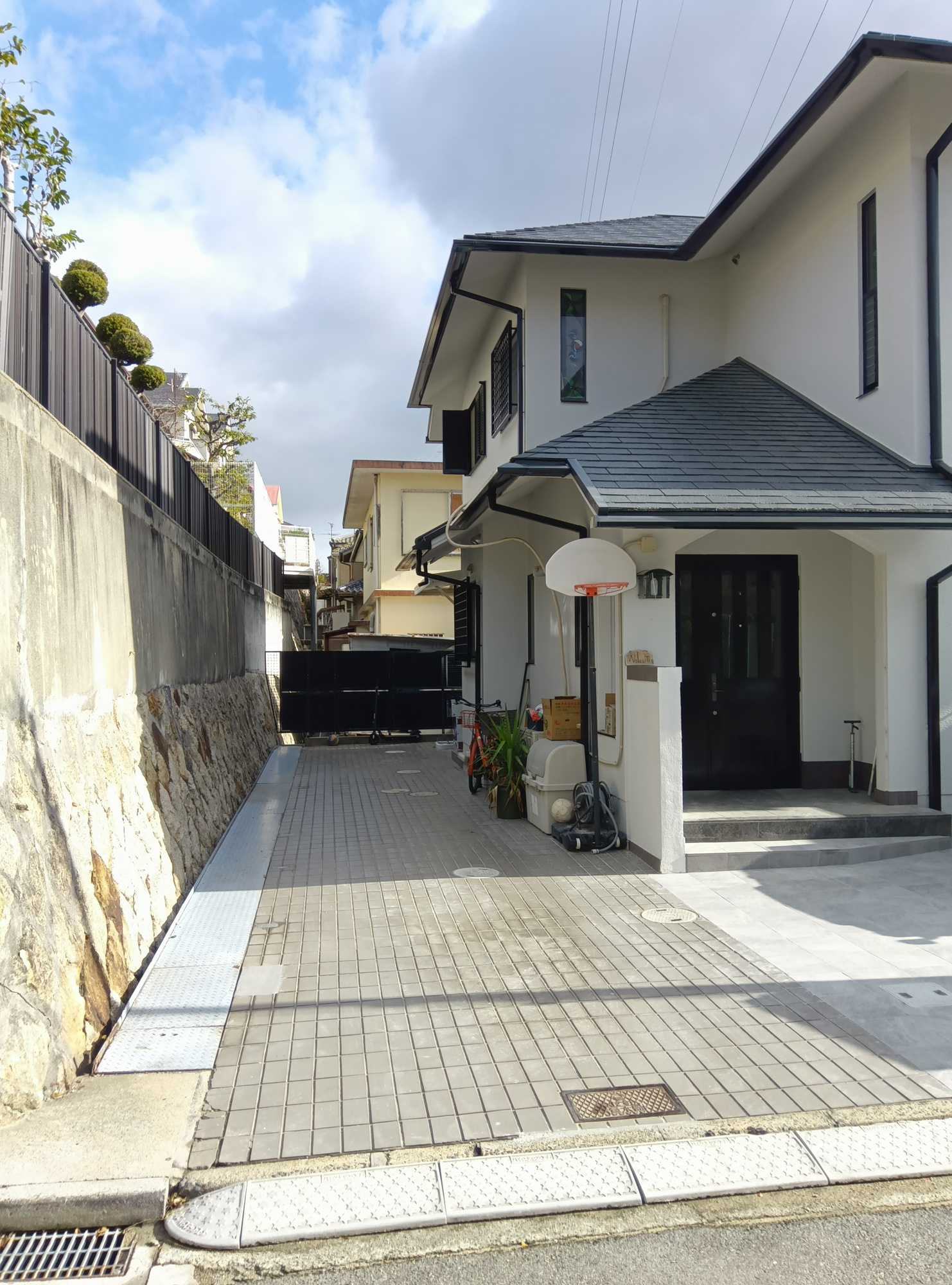 芦屋市朝日ケ丘町・一戸建のその他|縦列2台駐車可、合計3台の駐車可能です（サイズ制限有り）