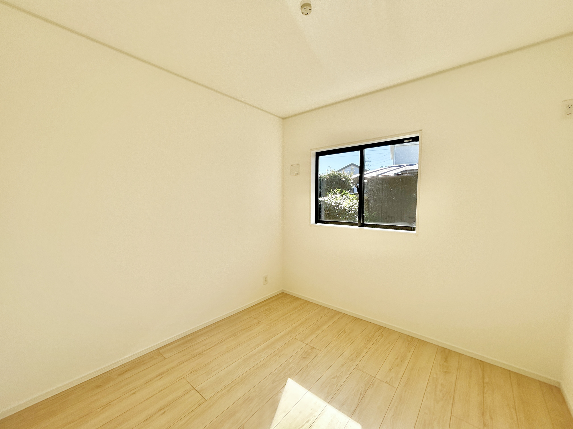 高崎市新町第12　新築住宅全3棟の洋室|木目のフローリングが暖かみのある室内に。明るい寝室で心地のいい朝を迎えられそう。