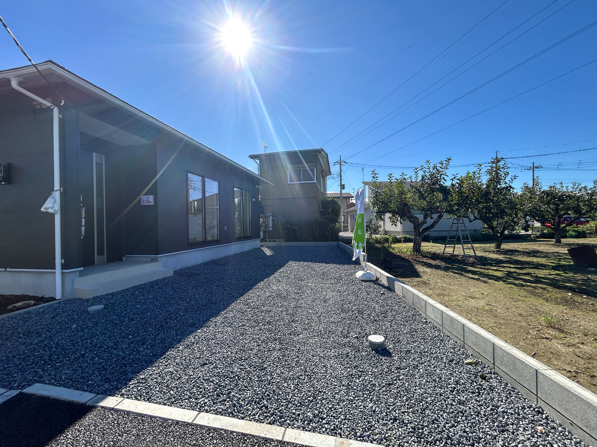高崎市新町第12　新築住宅全3棟の駐車場|砂利が施工してあるのでお庭のお手入れ不要です♪