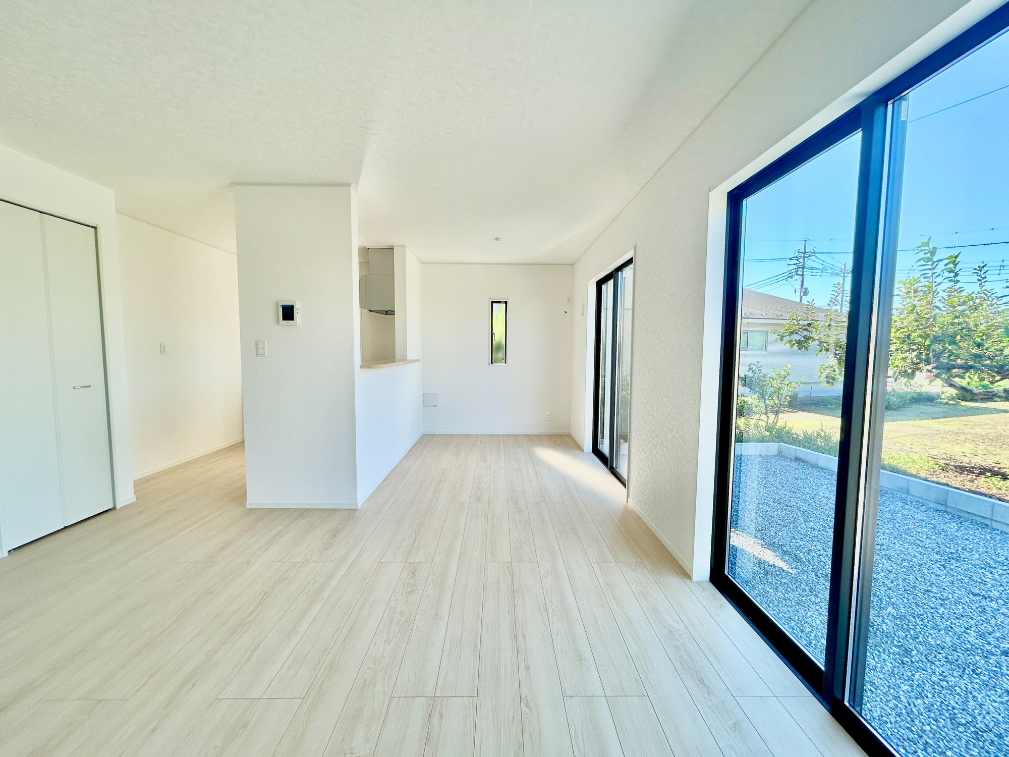 高崎市新町第12　新築住宅全3棟の居間・リビング|大きく開いた窓からは、明るい陽射しが射し込みます。
爽やかな風が吹き抜ける心地良いリビングには、自然と家族が集まります。