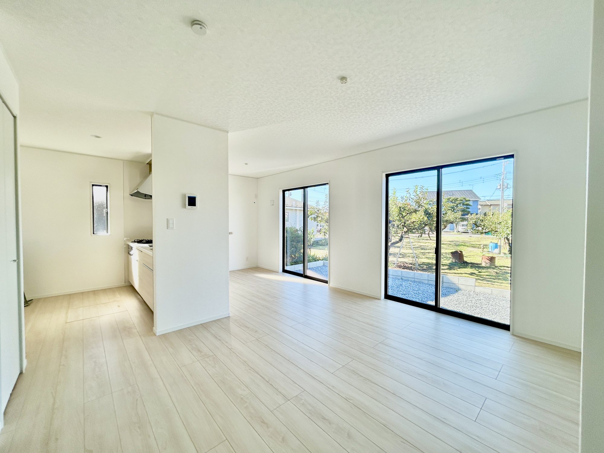 高崎市新町第12　新築住宅全3棟の居間・リビング|オープンでのびやかな空間を生み出す、こだわりの広がりとゆとり。家族と過ごす時間を大切にしたい方にぴったりの明るくゆとりある住空間です。