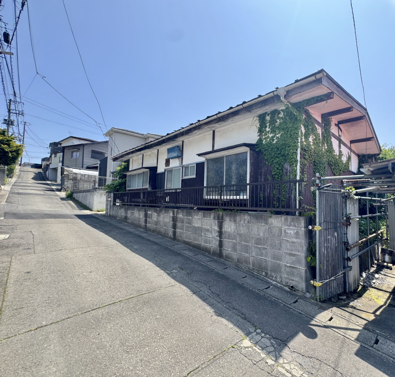 青葉区鷺ヶ森一丁目古家付き土地の前面道路含む現地写真