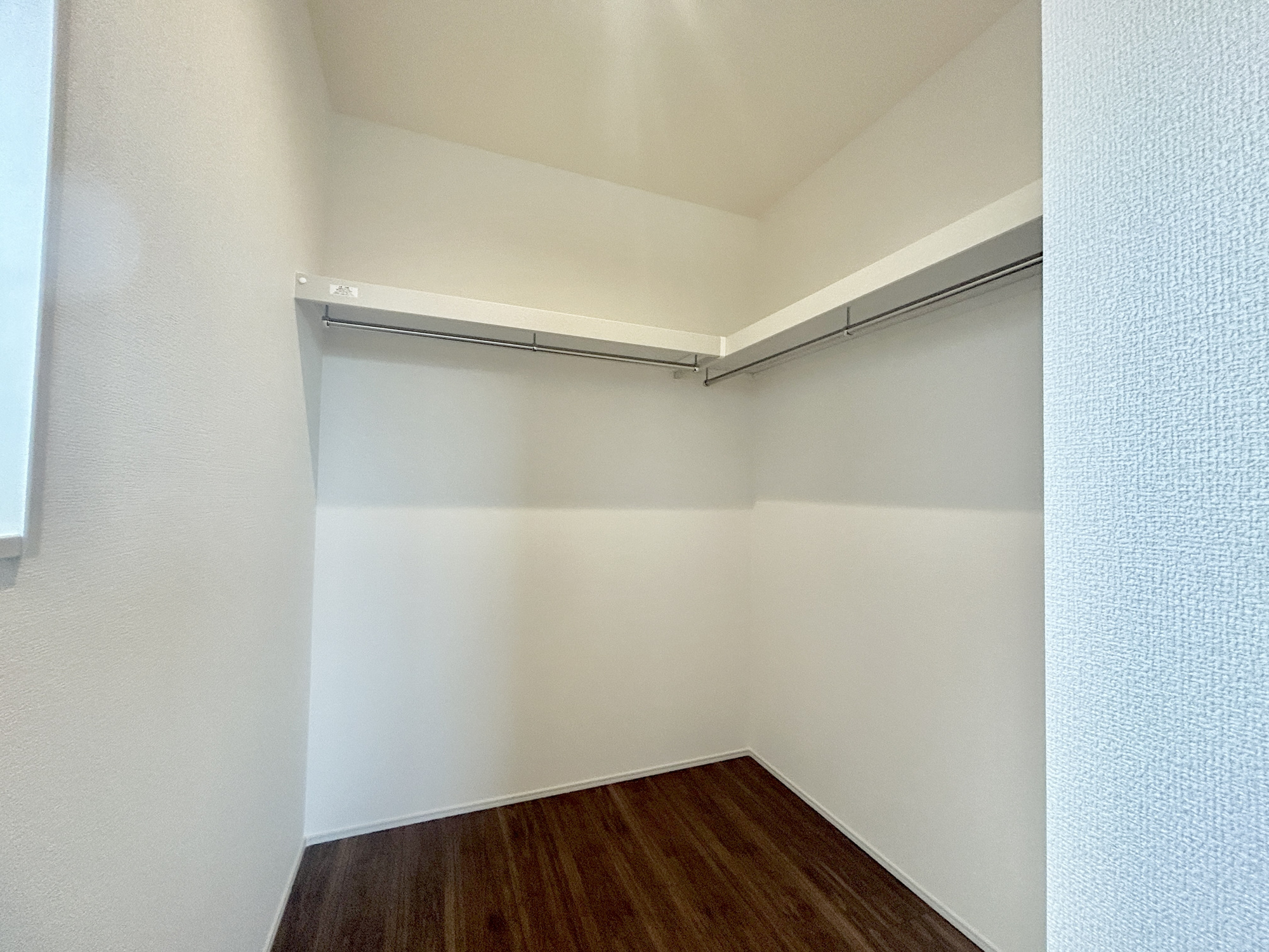 第18渋川金井　新築住宅全8棟の収納|たくさんのお洋服が入る、ウォークインクローゼット。
お洋服以外にも掃除機やスーツケースなどを一箇所に集約できるのが魅力です♪
収納ケースを置かなくていいのでお部屋の見た目にもスッキリ！