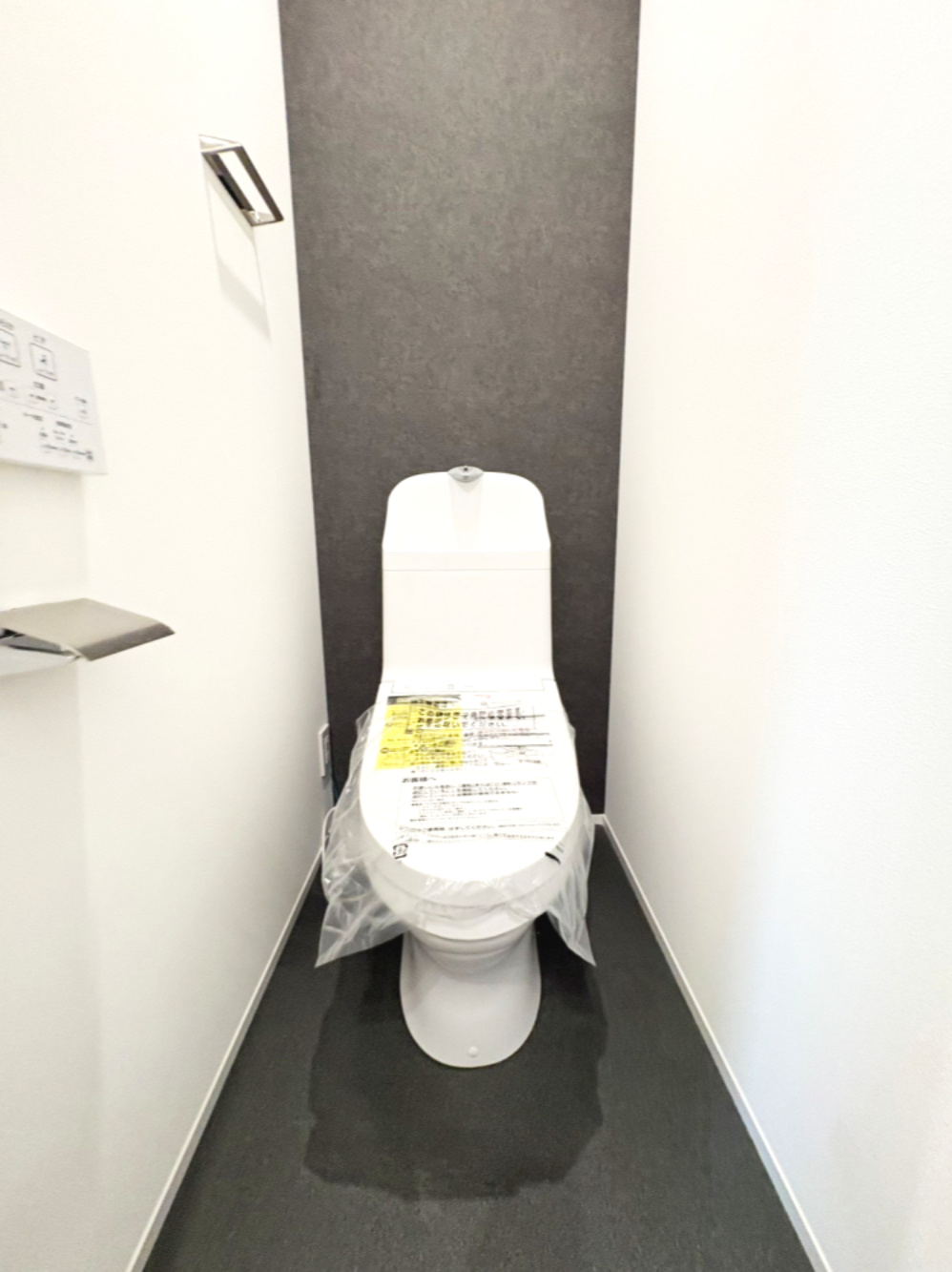 高槻市野田二丁目戸建のトイレ|コンパクトで使いやすいトイレです。
