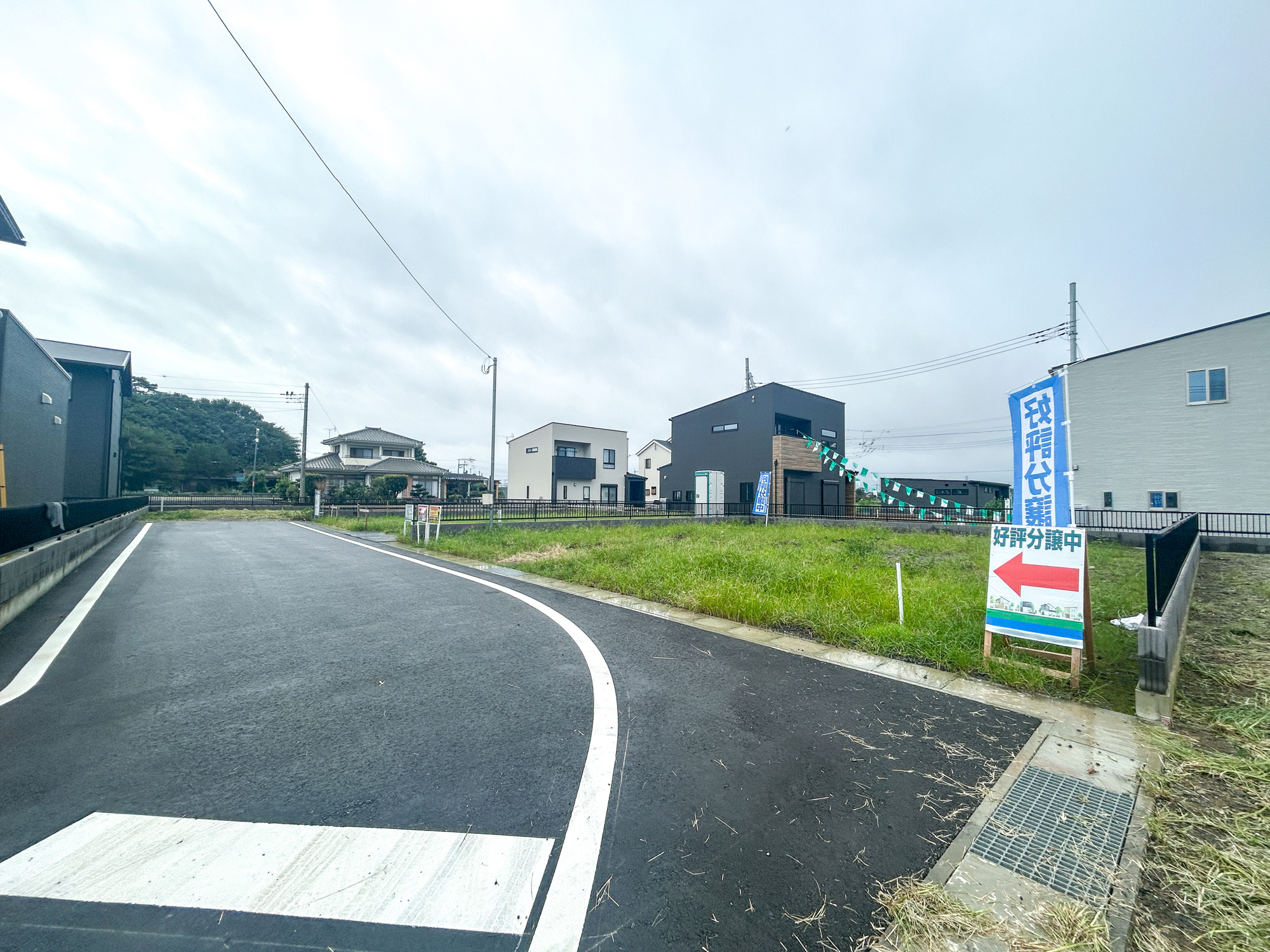 伊勢崎市三室町P2　新築住宅全2棟の前面道路含む現地写真|閑静な住宅地で子育て家族にピッタリ。毎日のお散歩も快適な緑に恵まれたエリアで、自然に包まれた穏やかな暮らしを実現するための、ゆとりある住環境が整っています。


