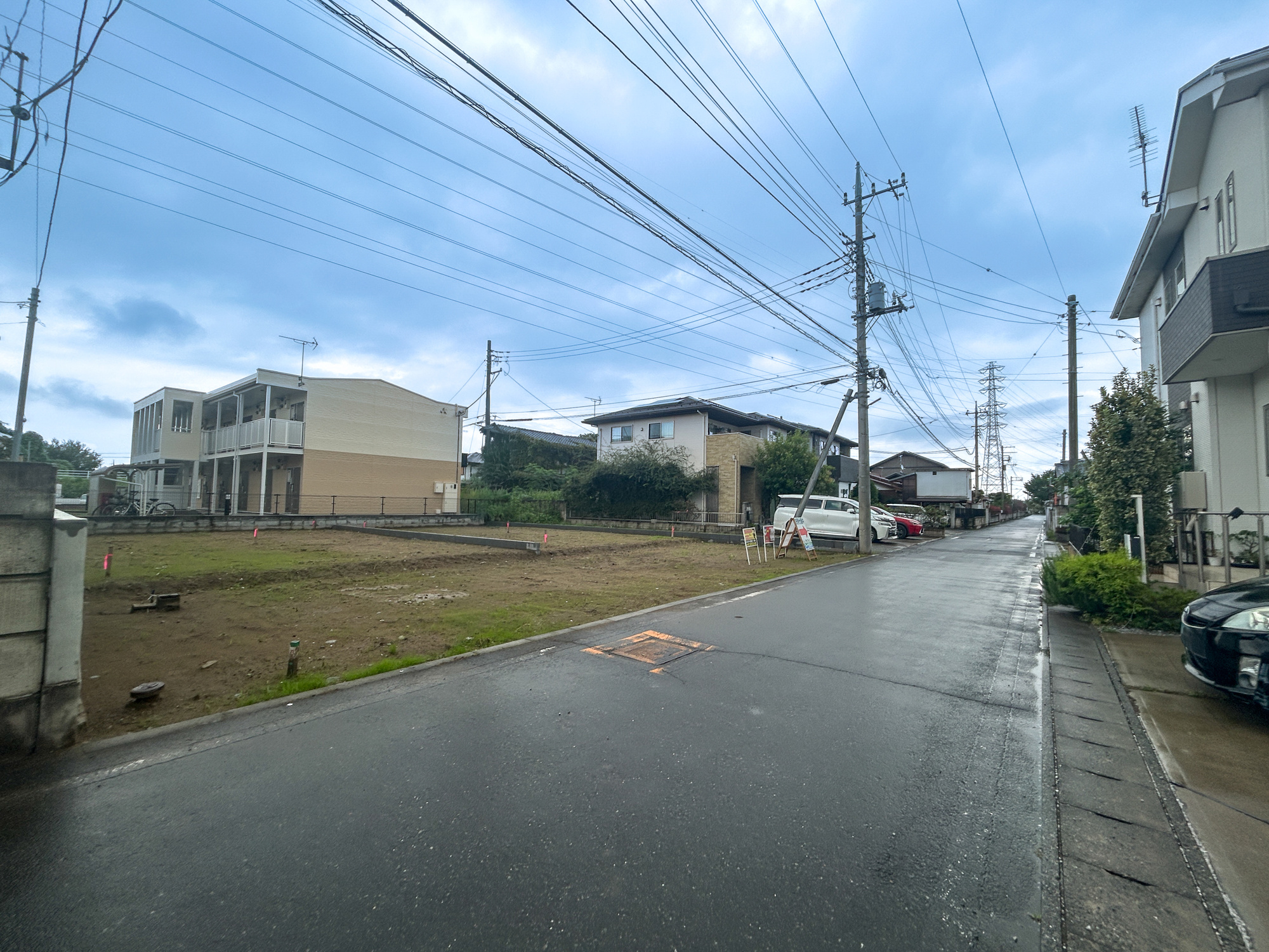伊勢崎市新栄町　新築住宅全2棟の前面道路含む現地写真|閑静な住宅地で子育て家族にピッタリ。毎日のお散歩も快適な緑に恵まれたエリアで、自然に包まれた穏やかな暮らしを実現するための、ゆとりある住環境が整っています。

