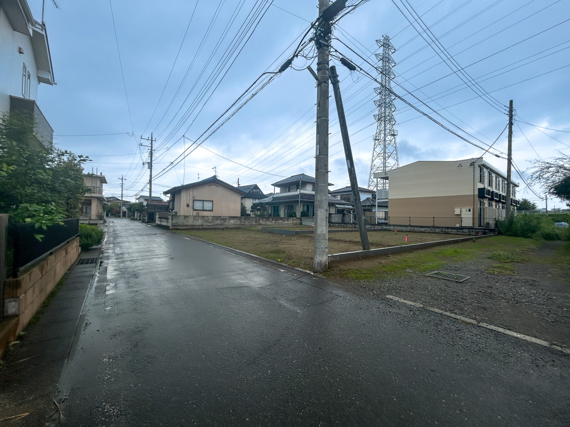 伊勢崎市新栄町　新築住宅全2棟の前面道路含む現地写真|低層の一戸建てを中心とした街並みが整然と続き、周辺は高い建物が建っていないので、採光や開放性に恵まれ、空が広く緑の多い閑静な趣を感じる環境です。

