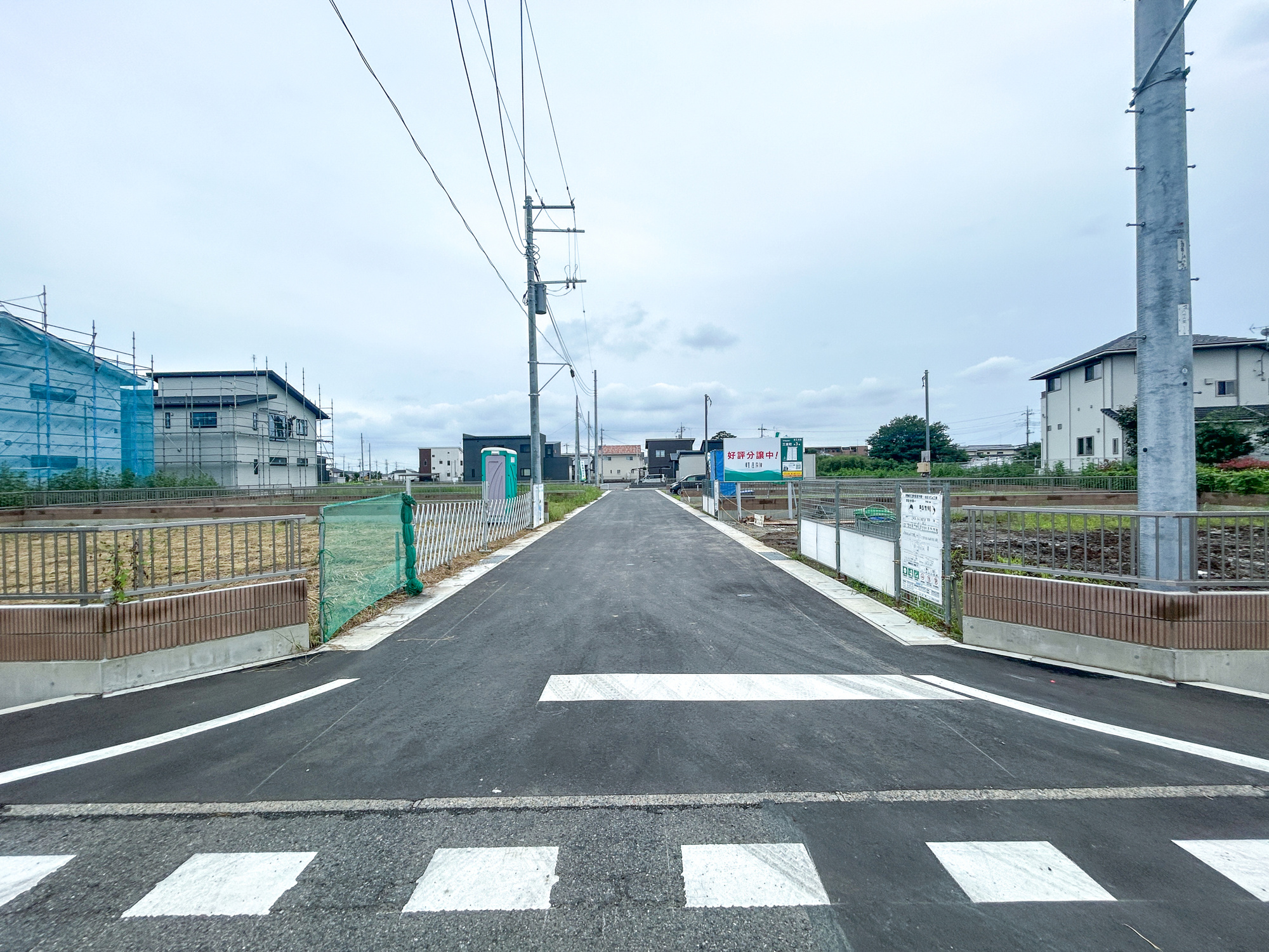 伊勢崎市三室町第3期　新築住宅全5棟の前面道路含む現地写真|閑静な住宅地で子育て家族にピッタリ。毎日のお散歩も快適な緑に恵まれたエリアで、自然に包まれた穏やかな暮らしを実現するための、ゆとりある住環境が整っています。

