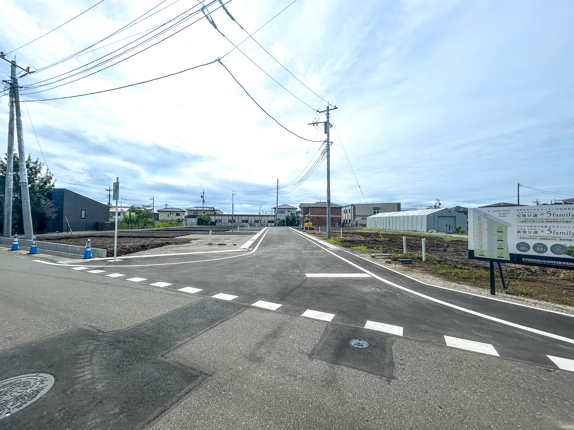 玉村町板井1期　新築住宅全5棟の前面道路含む現地写真|閑静な住宅地で子育て家族にピッタリ。毎日のお散歩も快適な緑に恵まれたエリアで、自然に包まれた穏やかな暮らしを実現するための、ゆとりある住環境が整っています。

