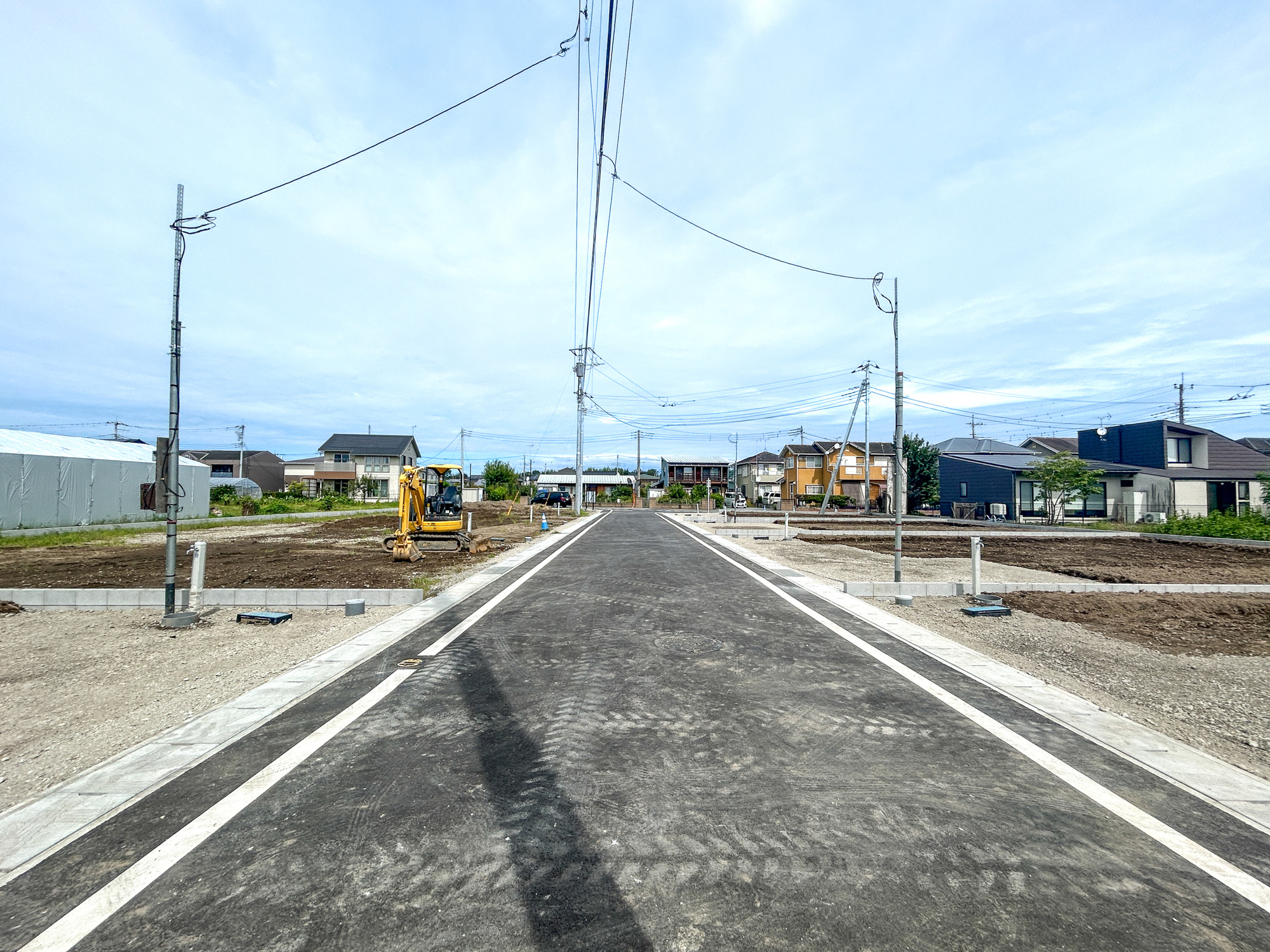 玉村町板井1期　新築住宅全5棟の前面道路含む現地写真|低層の一戸建てを中心とした街並みが整然と続き、周辺は高い建物が建っていないので、採光や開放性に恵まれ、空が広く緑の多い閑静な趣を感じる環境です。

