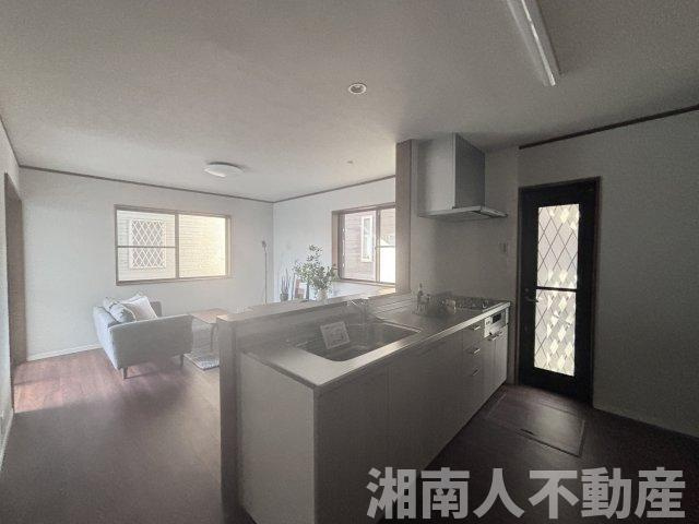 茅ヶ崎市中島　中古戸建の居間・リビング|こちらのリビングで趣味の時間をお楽しみください