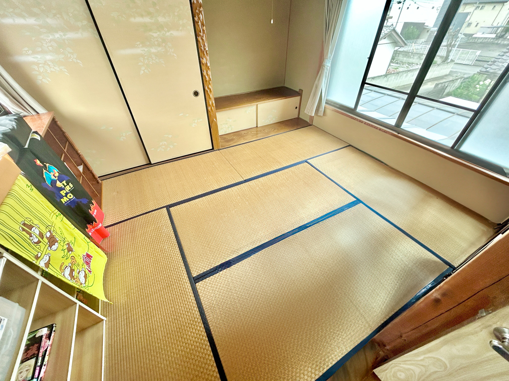 前橋市下沖町　中古住宅の和室|大きな窓からたっぷりの日差しが降り注ぐ明るい室内です。気持ちの良い朝日を受けて、目覚めの良い健康的な朝を迎えられそうです。 
