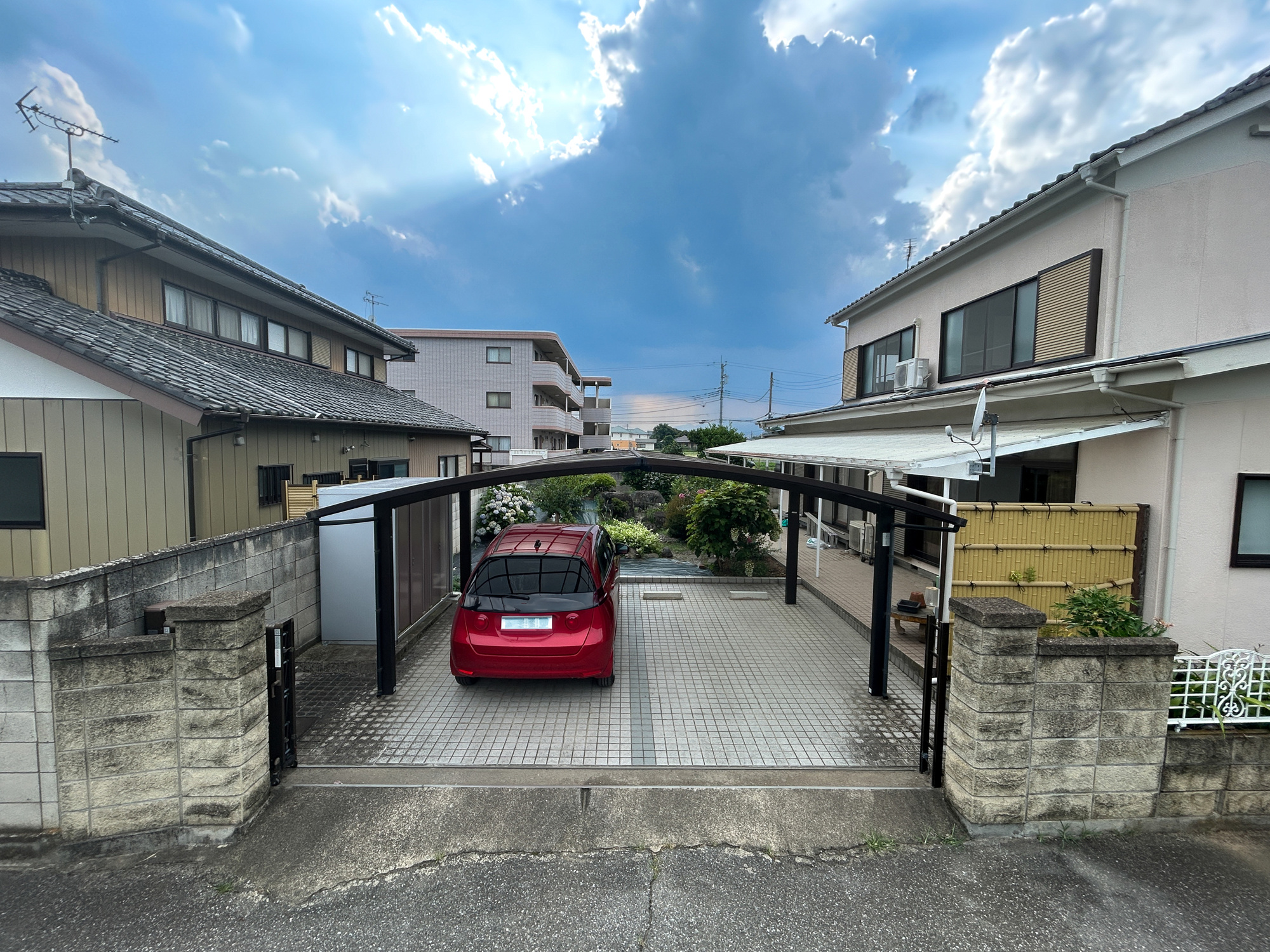 前橋市下沖町　中古住宅の駐車場|カーゲート・カーポート付の駐車場で愛車を守ります♪