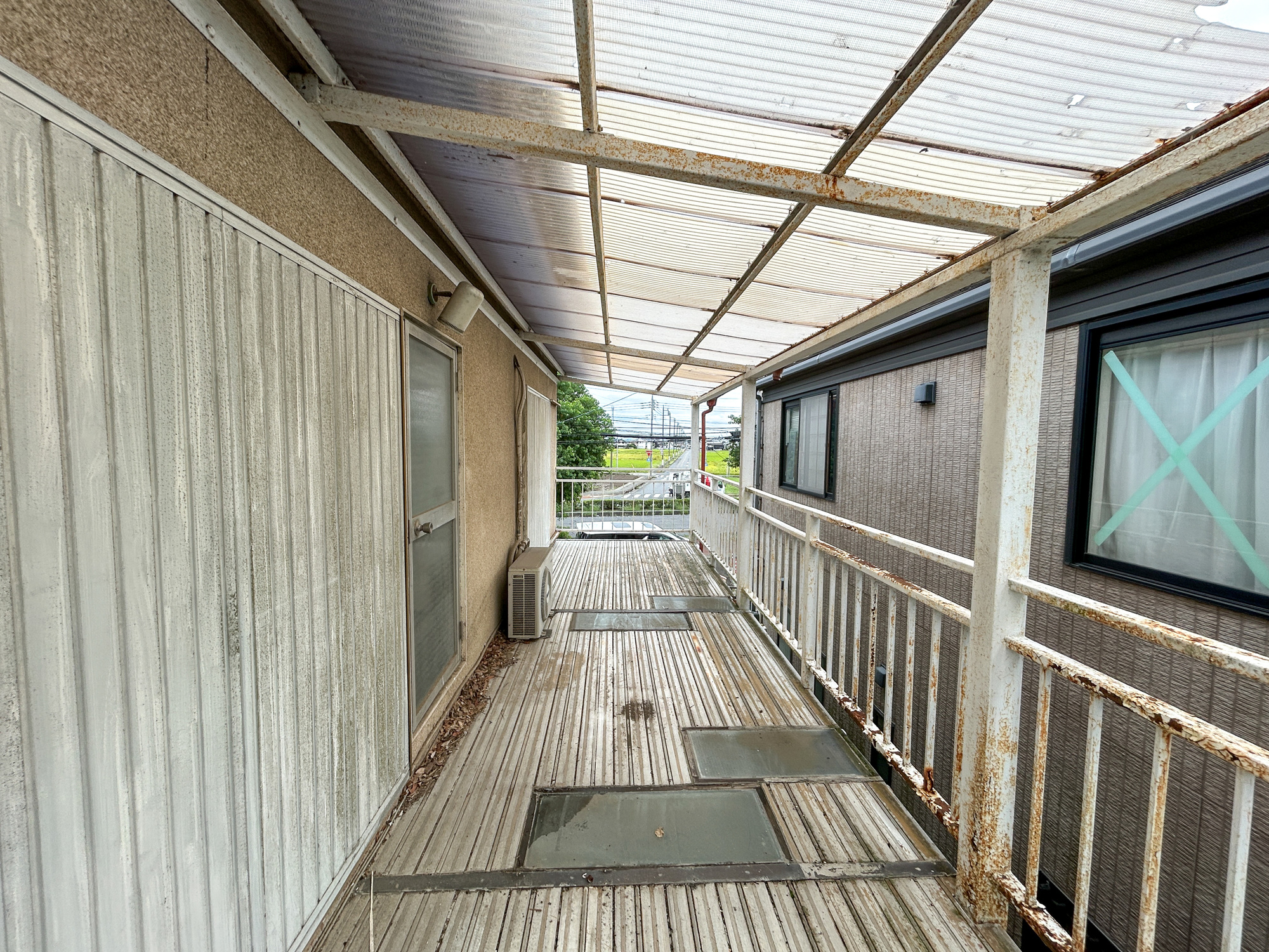 前橋市ぬで島町　中古戸建のバルコニー|南向きで陽当りの良いバルコニーは、物干しセットを追加すれば、一度にたくさんのお洗濯物が干せるのが魅力！