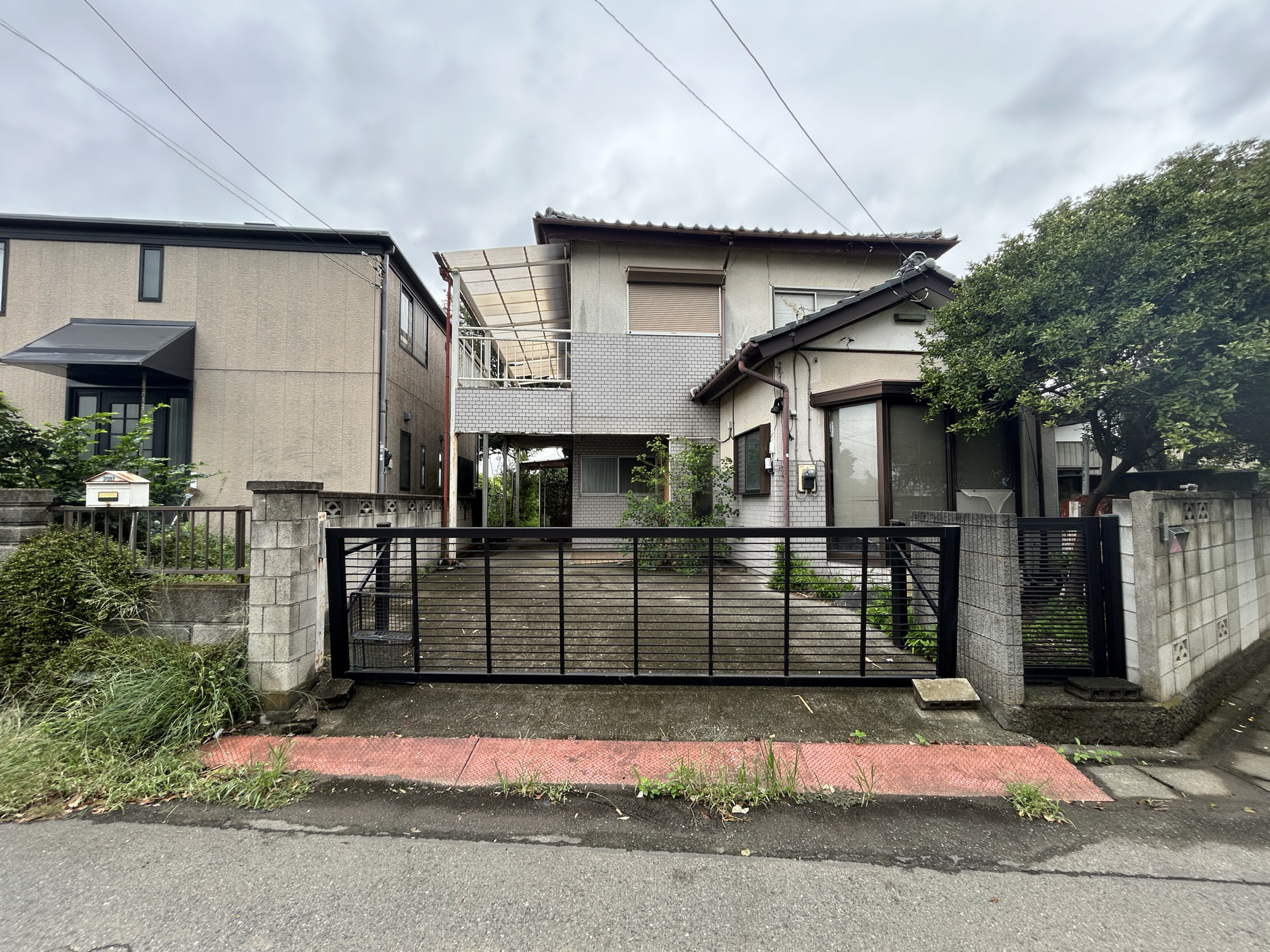 前橋市ぬで島町　中古戸建の駐車場|カーゲート付きで防犯対策です。