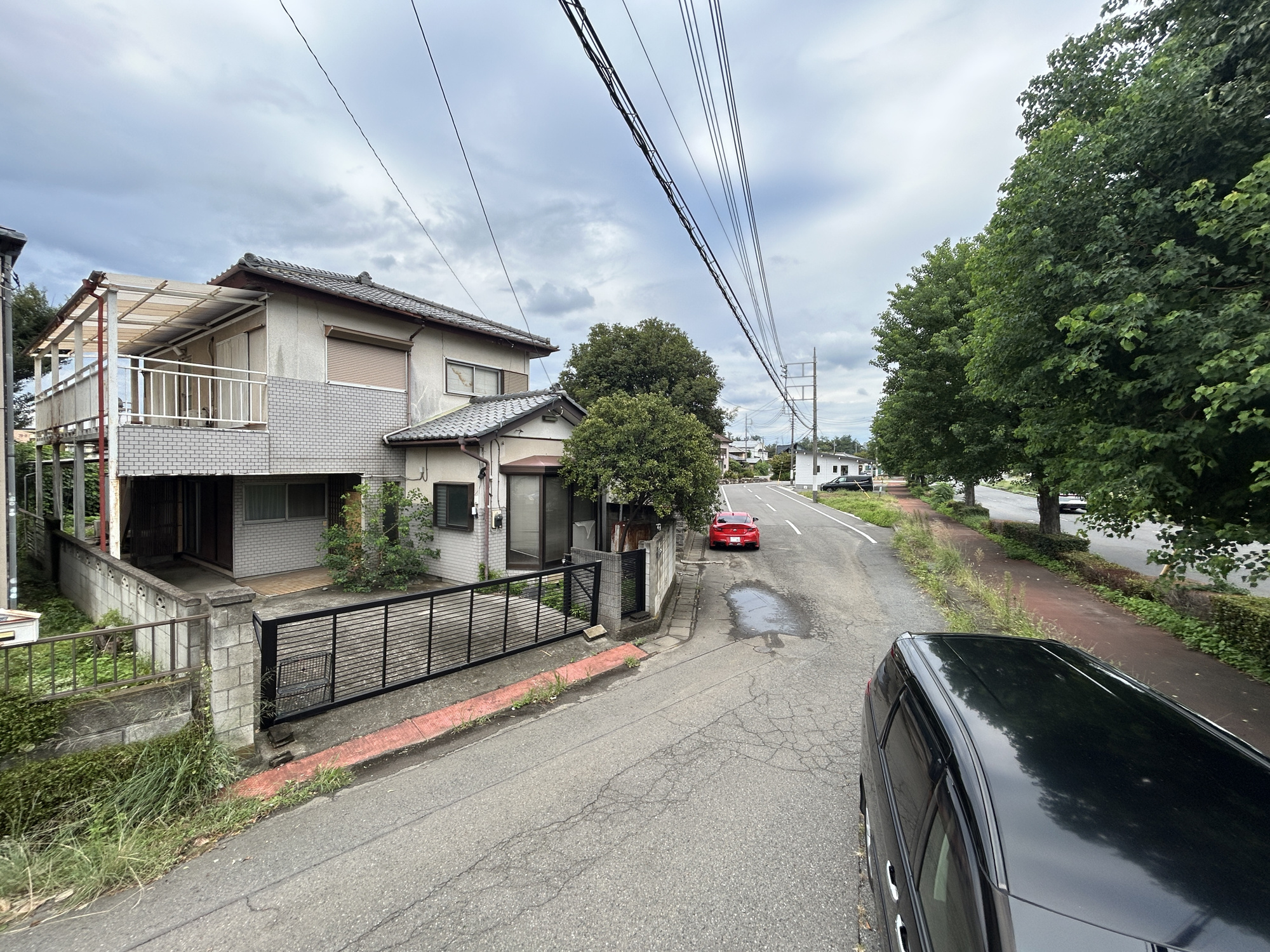 前橋市ぬで島町　中古戸建の前面道路含む現地写真|閑静な住宅地で子育て家族にピッタリ。毎日のお散歩も快適な緑に恵まれたエリアで、自然に包まれた穏やかな暮らしを実現するための、ゆとりある住環境が整っています。

