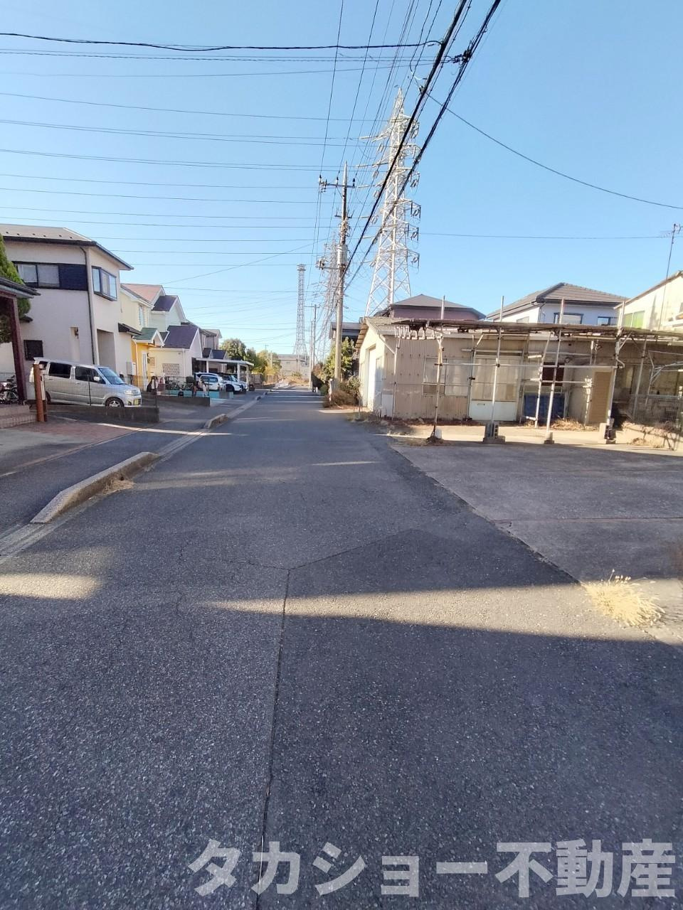 市原市五所　中古戸建（二世帯住宅）の前面道路含む現地写真