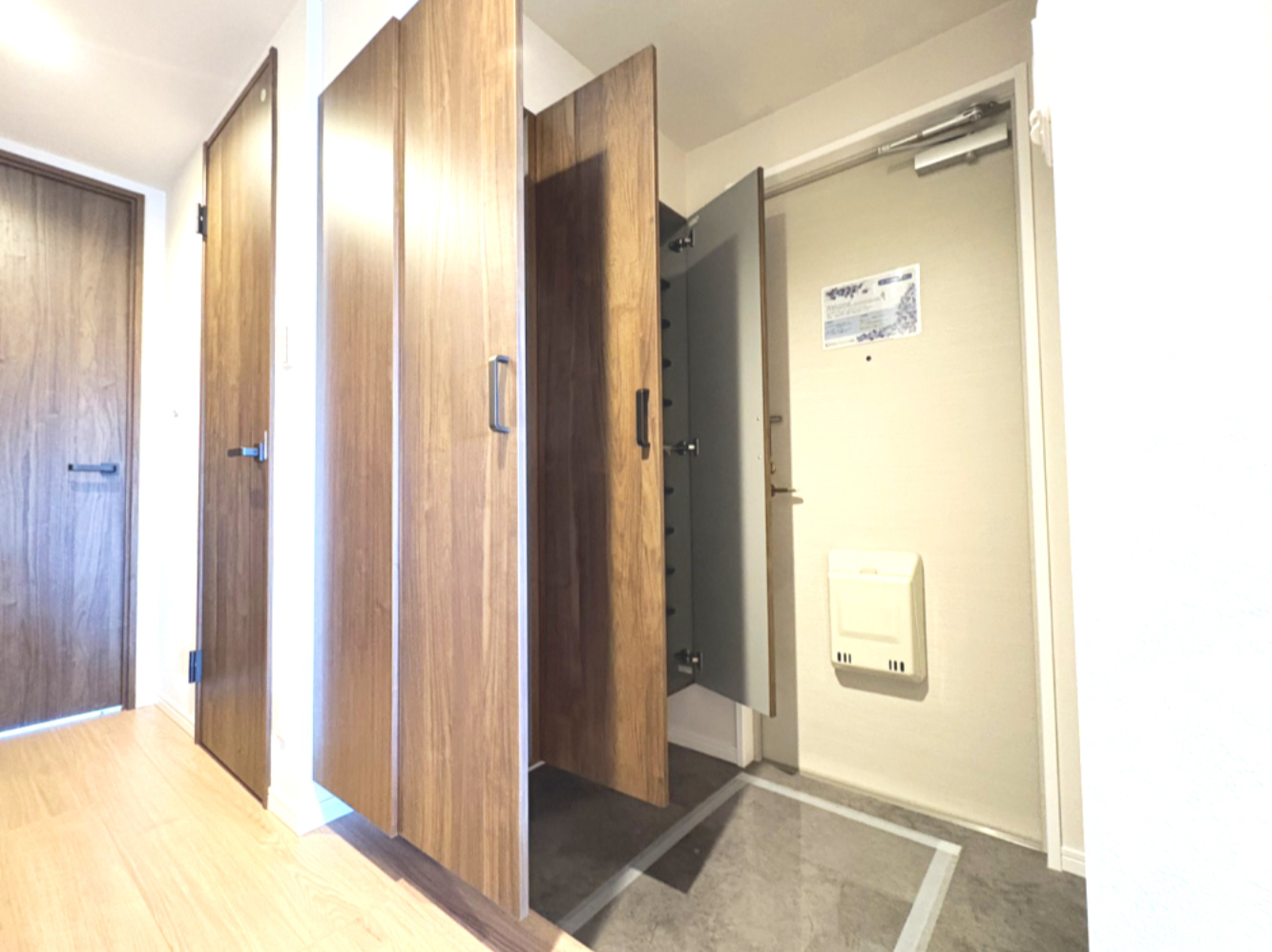 高槻市上土室１丁目の中古マンションの玄関|収納もある玄関です。